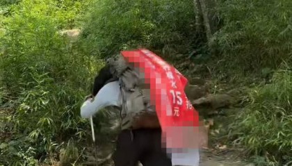 湖南一男子背40公斤蜜雪冰城上武功山售卖,当事人:收入不多纯体验,当负重训练