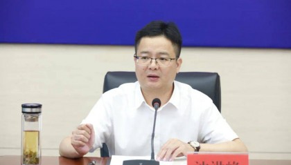 当选县长1个多月后,他接任县委书记