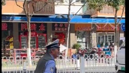 妻儿五人遭遇车祸去世,他的人生被“困”在了1996年