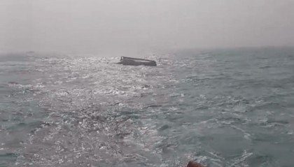 辽宁一渔船凌晨被撞翻,救援人员:9人失联,正在搜救