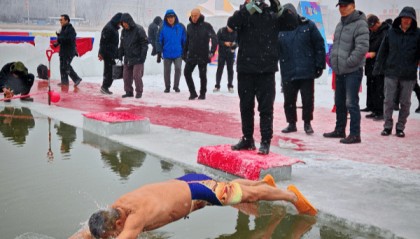 不畏寒冬!库尔勒市举办“2024欢乐迎新年”冬泳展示活动