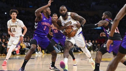 老詹再斩三双浓眉被戳眼伤退 湖人擒猛龙喜获两连胜