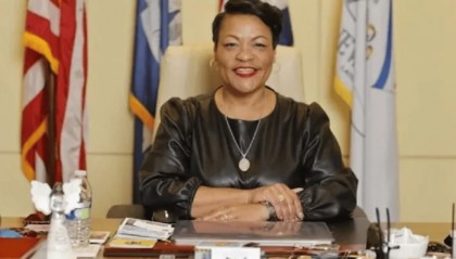 美国女市长被曝婚内与保镖偷情,两人公款旅游14次,面临18项罪名起诉