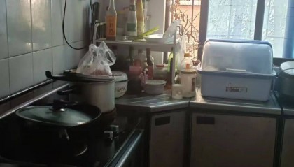 心疼!南宁一业主上厕所要经过厨房,抽油烟机贴防撞条……