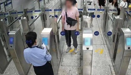 双胞胎长一模一样,弟弟偷用哥哥证件出境,会被识别出来吗?