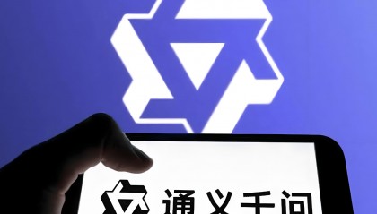 阿里开源最新推理模型:性能媲美DeepSeek-R1,但参数不到5%,强化学习再立大功