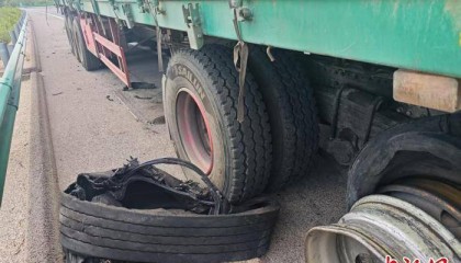 山西大同:两辆货车高速爆胎 露出“百吨王”原形