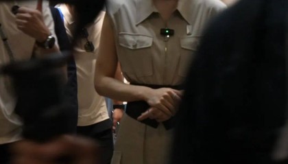 姚安娜“520”戴工牌到车间工厂打工,变身“质检员”