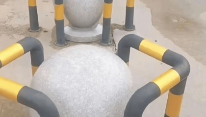 给校门口石墩装护栏被指“多此一举” 校方回应：为学生安全考虑