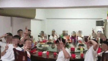 21名小学生凑300元聚餐,饭店老板回应贴钱上20多道菜:孩子们集体鞠躬致谢