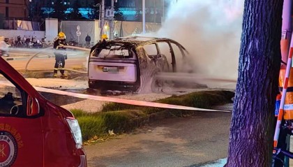 上海一理想MEGA行驶时起火烧成空架,理想回应:车内人员全部安全离车,会配合调查