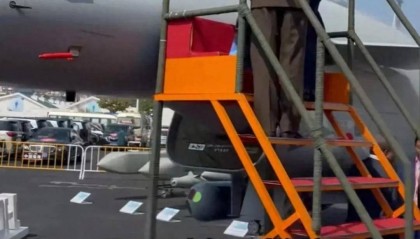 伊朗空军司令坐进歼-10CE,外军参观者络绎不绝!网友:要大卖?