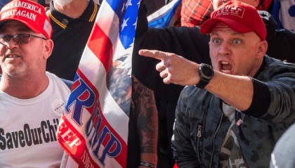 美国超级富豪闯大祸了,暗中偏向特朗普,20万美国人愤怒“退钱”