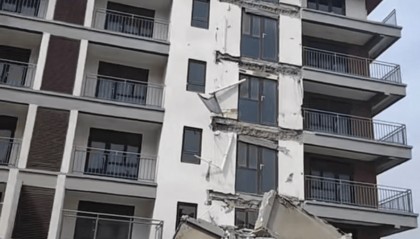 山东威海一住宅楼多个楼层阳台坠落,当地回应:无人入住,正在调查