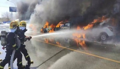 北京朝阳一路口起火,7辆车烧毁2辆烧损!一女子被刑拘