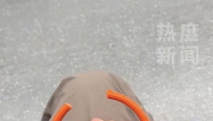 “全国独一份”,男子拉断地铁扶手拉环?网友:想知道赔多少,真相来了