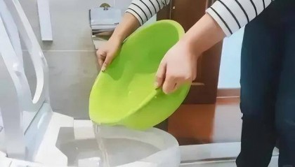 为什么不能“倒水冲厕”?很多人不懂,多亏维修师傅提醒,看似节俭实则隐患很大!