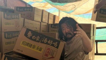 遗憾!受拾荒者资助感动全网女孩意外去世,此前两人相见泪流满面感动全网