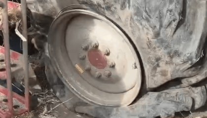 黑龙江农民收地疑遭恶意投放角铁,自发筹款找“凶手”?当地回应