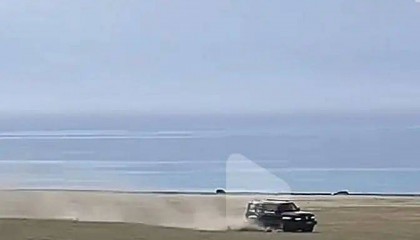 游客在5A级景区驾车碾压草地,还玩漂移!最新回应