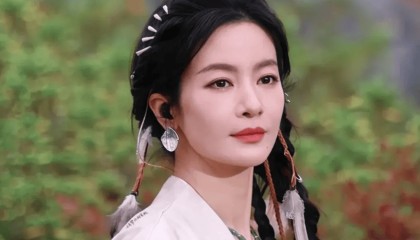 女演员穿长裙叉开腿坐,被提醒坐姿不雅,当场霸气回怼,引发热议