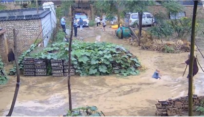河南八旬老人积水中摔倒,家属质疑现场民警未搀扶,乡政府回应将调查核实