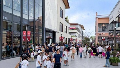 俄罗斯游客在上海一人狂买6台华为