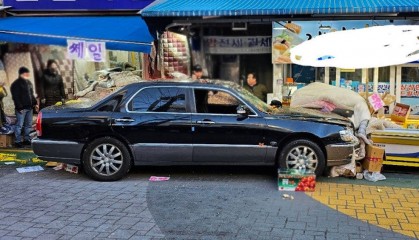 韩国首尔木洞一市场发生车辆冲撞人群事件 已致13人受伤