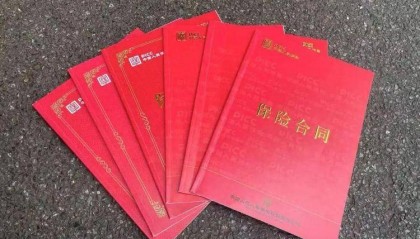 长沙退休老人花百万买十多份保险,保单写年薪30万?家属质疑被诱导,各方回应