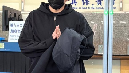 王大陆涉案由“杀人未遂”改“伤害罪”,黑衣现身法院门口