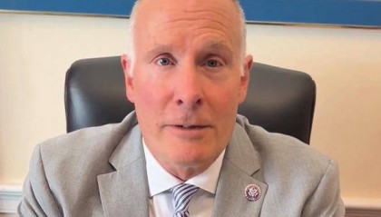 美议员出馊主意:不给稀土,就不让中国航班落地