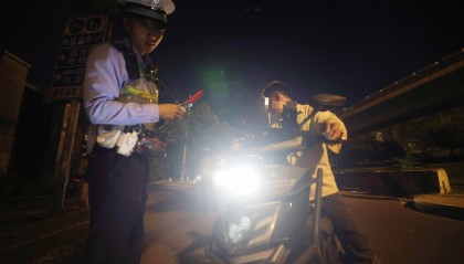 北京交警开查电动自行车加装远光灯,首次警告,再被查将扣车罚款