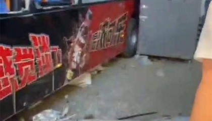 沈阳一公交车失控冲向路边致2死16伤,当地通报:司机避让行人操作不当引发事故