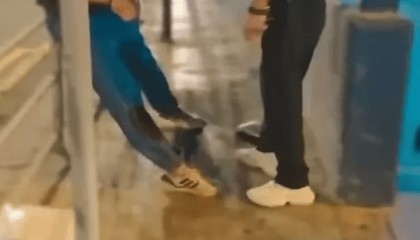 凌晨突发!一警长遭持刀抢劫,反抗时被刺中5刀