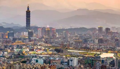 解放军无预警台海军演,“大鱼”接连现身,台军一把手被吓破胆了?