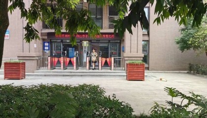 男留学生暂住女生公寓进展:多位女生证实男留学生已搬离,学校曾安排安保人员在宿舍