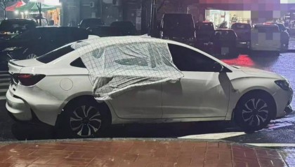 暖心!司机离开车窗未关严,店主用桌布遮盖车窗帮其挡雨