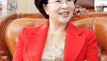 韩国93岁女校长因冻龄走红,一生堪称传奇,网友:看着比我还年轻