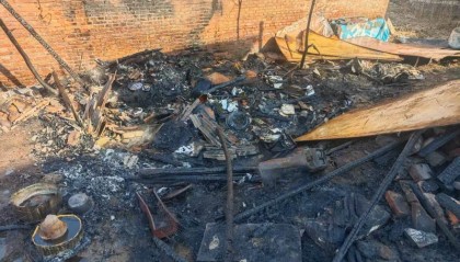 北京一女子烧柴火时未看护到位,火星吹入杂物堆引起火灾