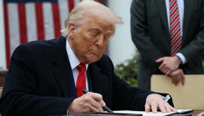 特朗普刚对华出手,惠誉下调中国信用评级?中方:不予认可