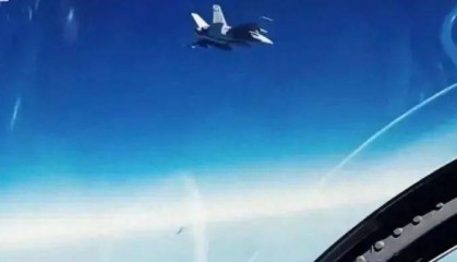 歼-15强势逼近美舰!中美空中对峙白热化,中方实力较量打破僵局,西太平洋迎来变局