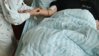 重庆15岁女孩遭母亲男友砍伤十多处 其父质疑:行凶者仅被行拘10天