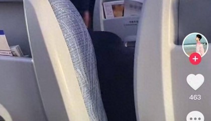 参加奶奶葬礼被通知不用来了,飞机上一女子要求下机造成二次延迟