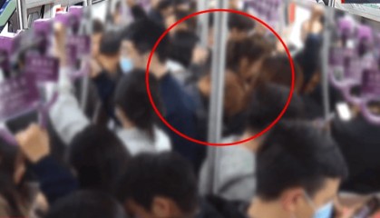 男子北京地铁内猥亵女乘客,被抓后下跪求原谅!警方:拘