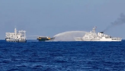 中方在黄岩岛升旗后,美航母杀了个回马枪!关键时刻,解放军动真格了