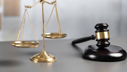 男子酒后误入KTV女厕惊扰如厕女子,被他人拖离时摔伤起诉索赔上万元 法院驳回