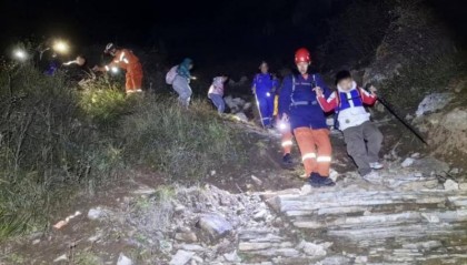 河北一书院31名师生及家长爬山迷路 京冀两地消防联合救援