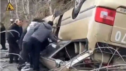 “车顶都没了”!山西五台山景区一面包疑刹车失灵翻扣路面,13名被困者全部获救,当地回应:好像是在检票口追尾,无人员身亡