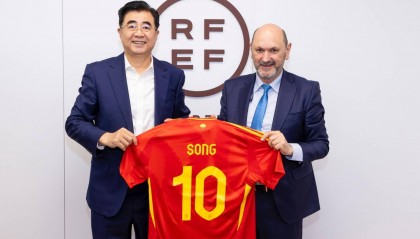 加强合作!足协主席宋凯造访西班牙 赠特巴斯国足10号球衣