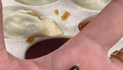 “水饺吃出铁丝”!为删差评,商家竟盗用消费者微信头像捏造聊天记录